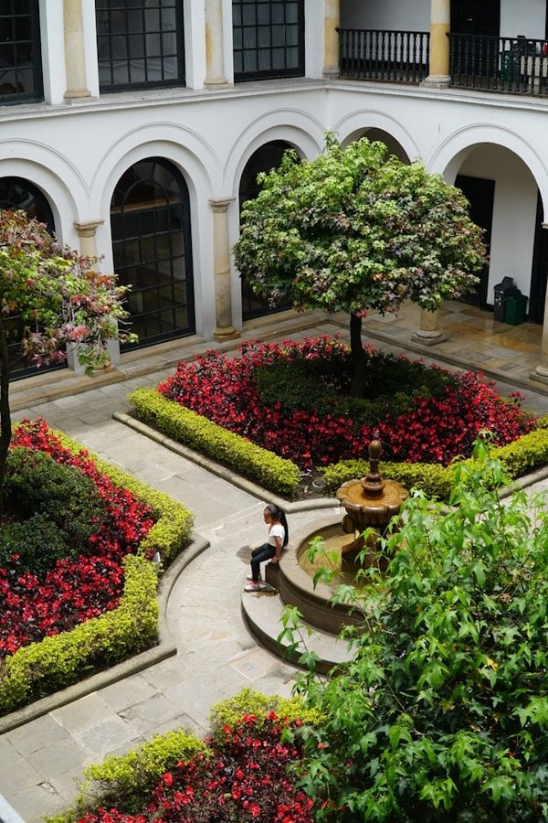 Comment concevoir un jardin paysager pour attirer les pollinisateurs ?