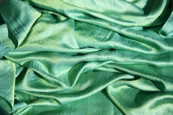 Quels sont les produits naturels pour enlever les taches d'herbe sur un tissu délicat ?