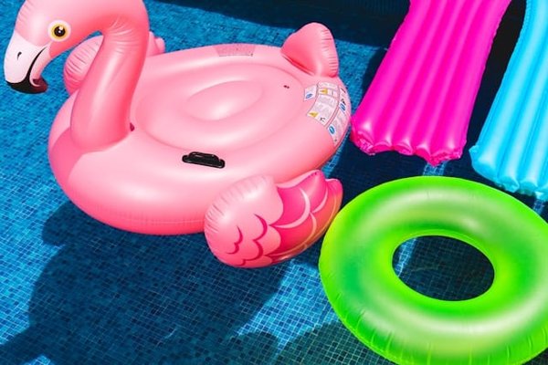 Comment concevoir une piscine avec un bassin pour la détente musculaire ?