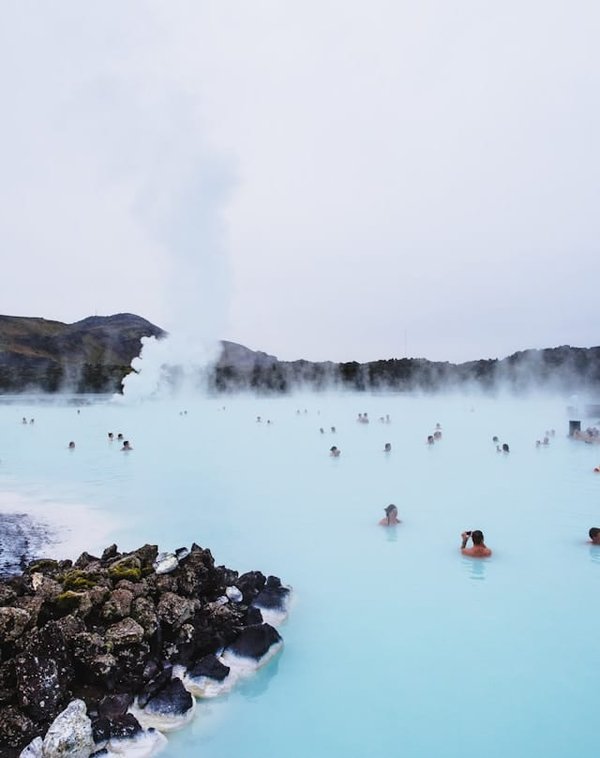 Quelle est la meilleure méthode pour éliminer les dépôts de minéraux dans une piscine ?