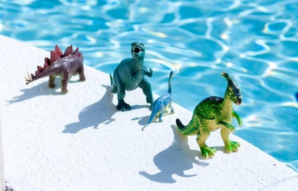 Comment créer un espace de jeux aquatiques interactif pour les enfants dans la piscine ?