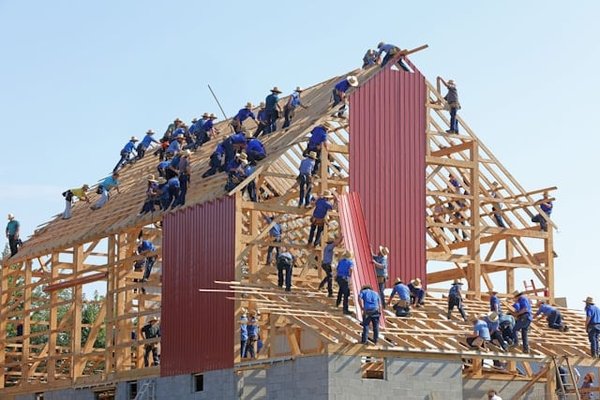 Quelles sont les meilleures pratiques pour construire une maison en terre crue ?