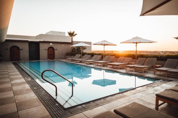 Quels sont les avantages des piscines avec des cascades naturelles ?