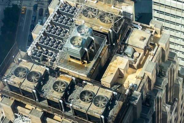 Quels sont les facteurs à considérer pour choisir un système de chauffage pour une serre bioclimatique ?