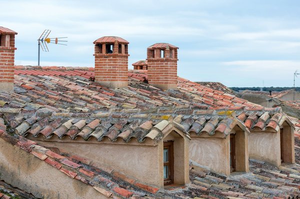 Démoussage de toiture : comprendre le déroulement de l'opération